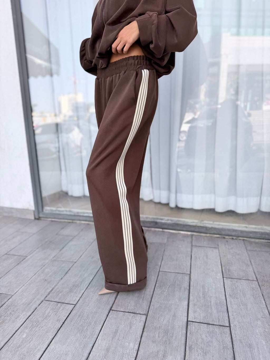 חליפה חומה בד נעים