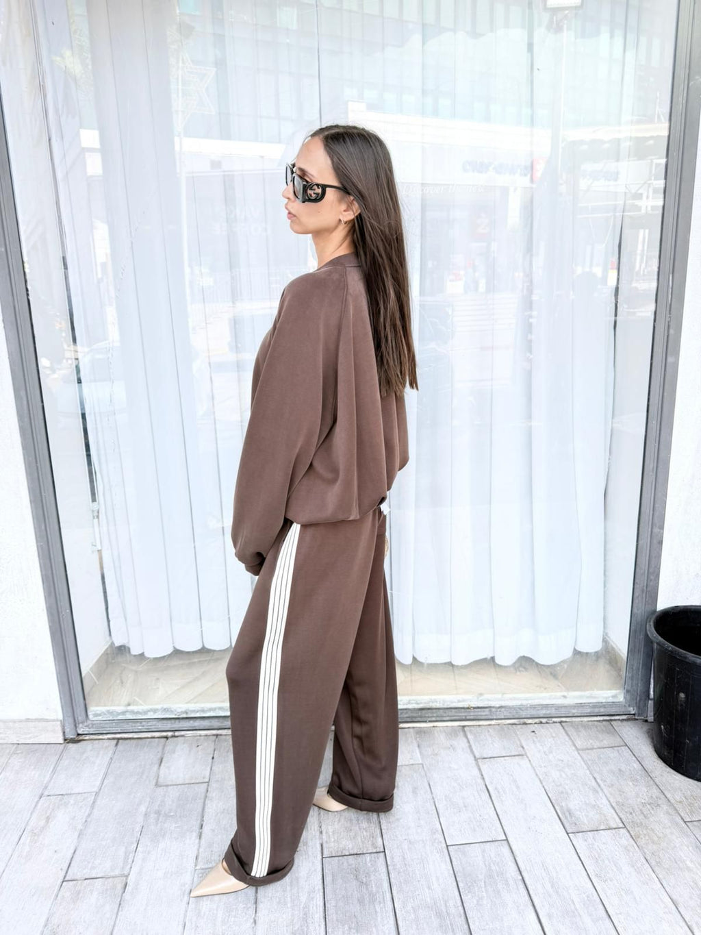 חליפה חומה בד נעים