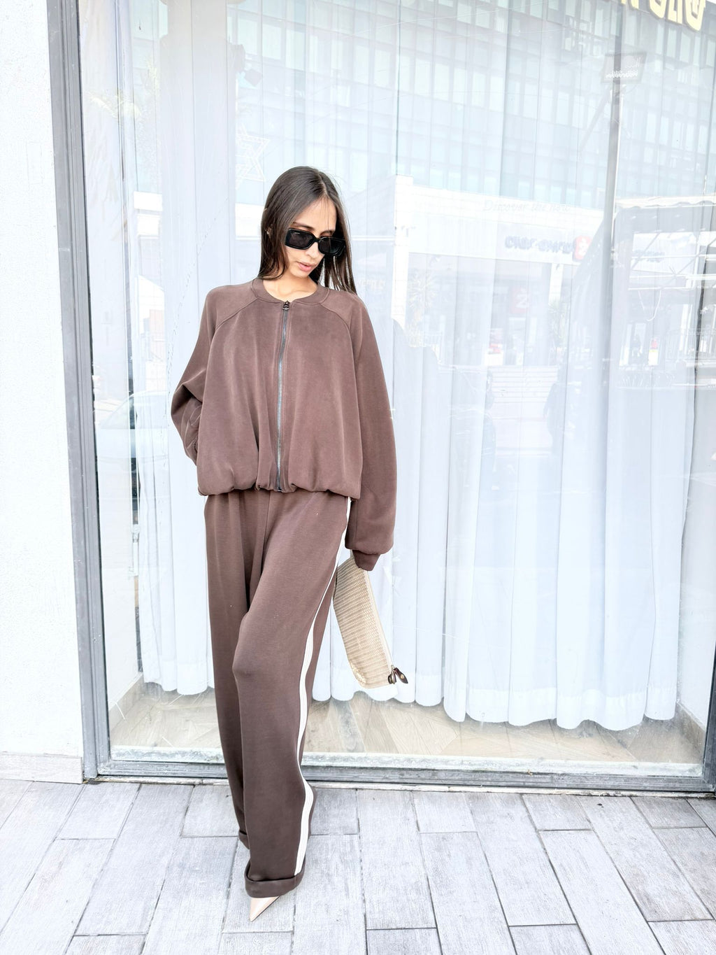 חליפה חומה בד נעים