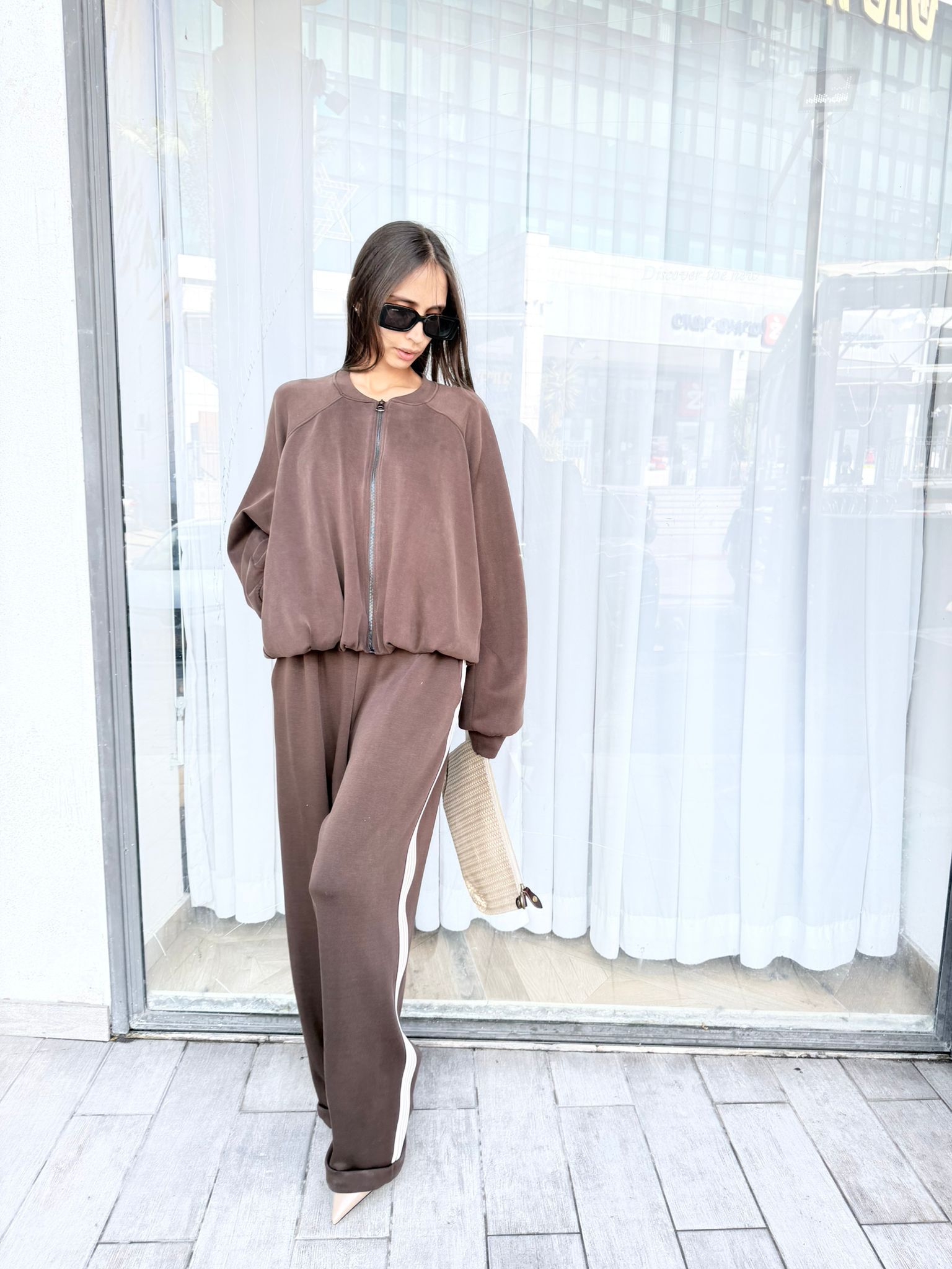 חליפה חומה בד נעים